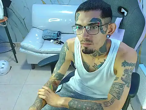 Snapshot of Boy_tatto77 chatting on 04/25/26, 01:41 Boy tatto77 online show from 04/25/26, 01:41