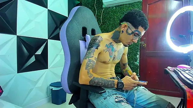 Snapshot of Boy_tatto77 chatting on 05/24/26, 11:37 Boy tatto77 online show from 05/24/26, 11:37