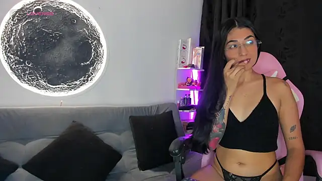 Snapshot of luna_martii chatting on 12/23/25, 03:04 luna martii online show from 12/23/25, 03:04