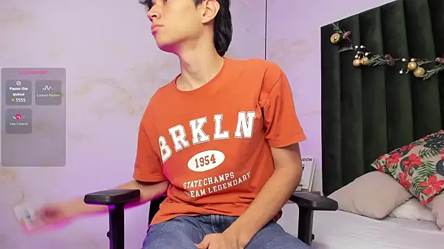 Snapshot of Aron_valverde chatting on 12/18/25, 02:28 Aron valverde online show from 12/18/25, 02:28