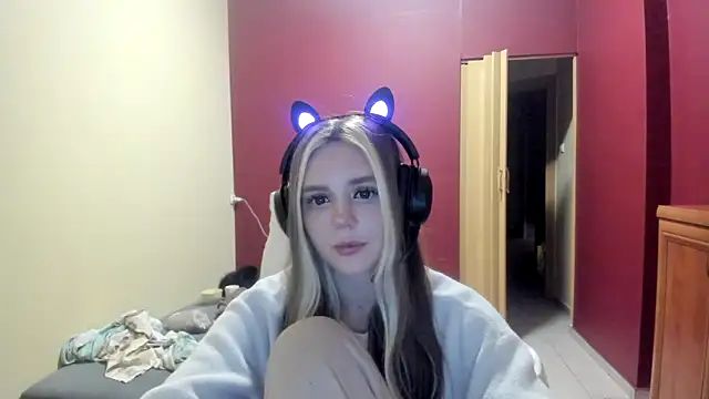 Snapshot of LunaAngell chatting on 12/21/25, 12:40 LunaAngell online show from 12/21/25, 12:40