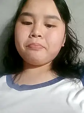 Snapshot of Daisy-y chatting on 12/21/25, 02:35 Daisy-y online show from 12/21/25, 02:35