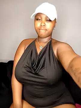 Snapshot of queen_serves chatting on 12/18/25, 04:35 queen serves online show from 12/18/25, 04:35