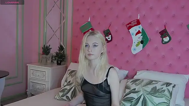 Snapshot of DaphneLewis chatting on 12/21/25, 01:18 DaphneLewis online show from 12/21/25, 01:18