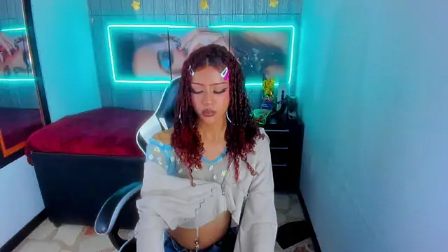 Snapshot of dolly_boob chatting on 12/20/25, 05:03 dolly boob online show from 12/20/25, 05:03