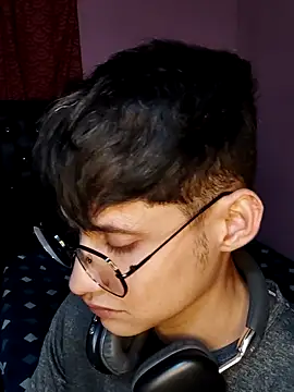 Snapshot of Axell-1997 chatting on 12/19/25, 02:18 Axell-1997 online show from 12/19/25, 02:18