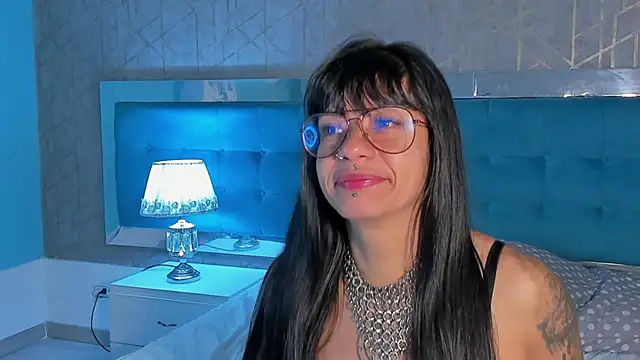 Snapshot of ValkiriaRaven chatting on 12/21/25, 01:07 ValkiriaRaven online show from 12/21/25, 01:07