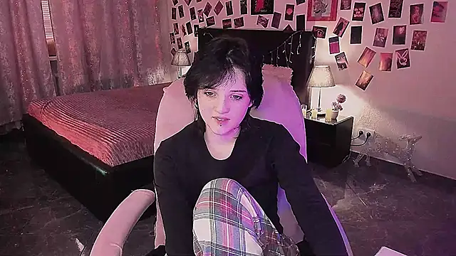 Snapshot of SarahShelby chatting on 03/05/26, 10:44 SarahShelby online show from 03/05/26, 10:44