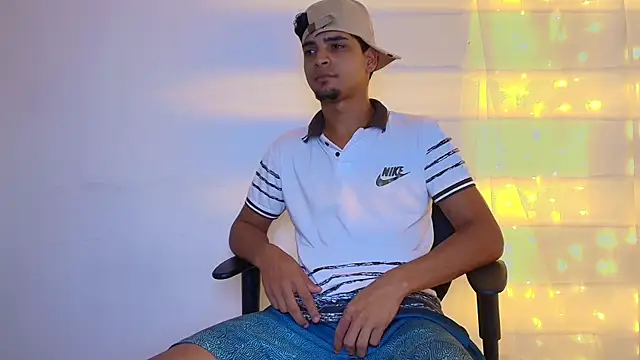 Snapshot of Alejandro_Dirty chatting on 12/21/25, 10:06 Alejandro Dirty online show from 12/21/25, 10:06