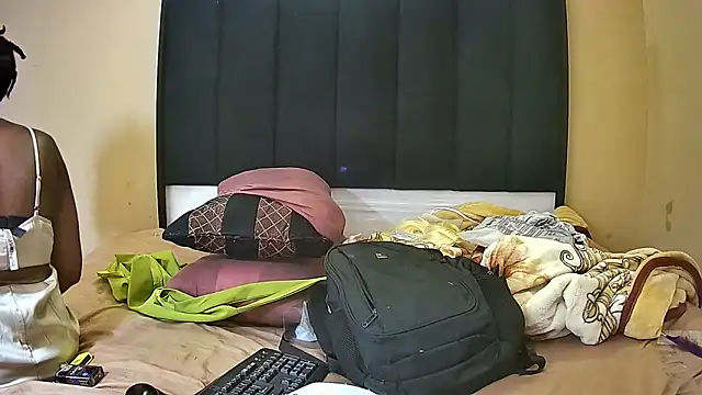 Snapshot of DesiredQueen27 chatting on 03/13/26, 08:48 DesiredQueen27 online show from 03/13/26, 08:48