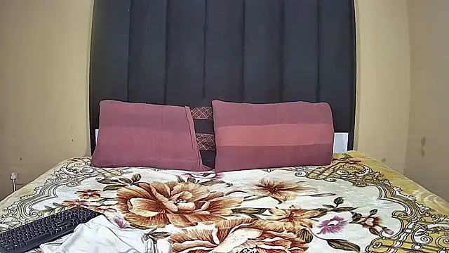 Snapshot of DesiredQueen27 chatting on 03/18/26, 01:36 DesiredQueen27 online show from 03/18/26, 01:36