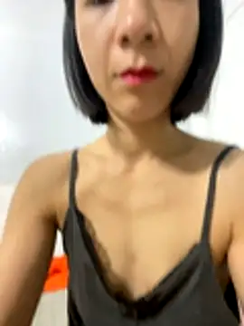 Snapshot of Elly-y chatting on 12/21/25, 12:40 Elly-y online show from 12/21/25, 12:40