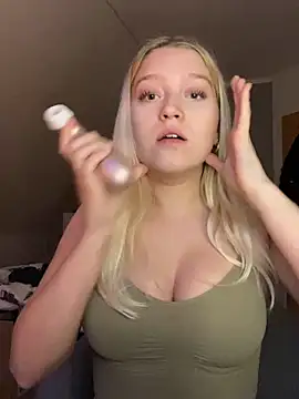 Snapshot of EmmiPemmi chatting on 12/20/25, 03:08 EmmiPemmi online show from 12/20/25, 03:08