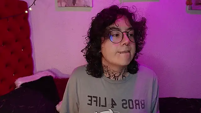 Snapshot of VelvetKai_nom chatting on 12/23/25, 06:44 VelvetKai nom online show from 12/23/25, 06:44