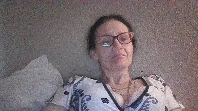 Snapshot of CrownedCuppa chatting on 04/08/26, 09:15 CrownedCuppa online show from 04/08/26, 09:15