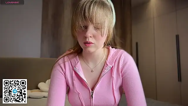 Snapshot of steffi_meoww chatting on 04/07/26, 09:15 steffi meoww online show from 04/07/26, 09:15