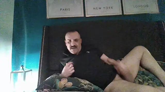 Snapshot of MARCUSL79 chatting on 12/22/25, 04:09 MARCUSL79 online show from 12/22/25, 04:09