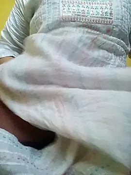 Snapshot of suman_bhabhi001 chatting on 12/23/25, 05:27 suman bhabhi001 online show from 12/23/25, 05:27