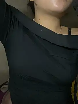 Snapshot of lili-roze chatting on 02/06/26, 01:58 lili-roze online show from 02/06/26, 01:58