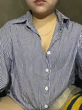 Snapshot of lili-roze chatting on 02/07/26, 12:53 lili-roze online show from 02/07/26, 12:53