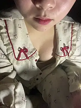 Snapshot of lili-roze chatting on 04/10/26, 12:32 lili-roze online show from 04/10/26, 12:32