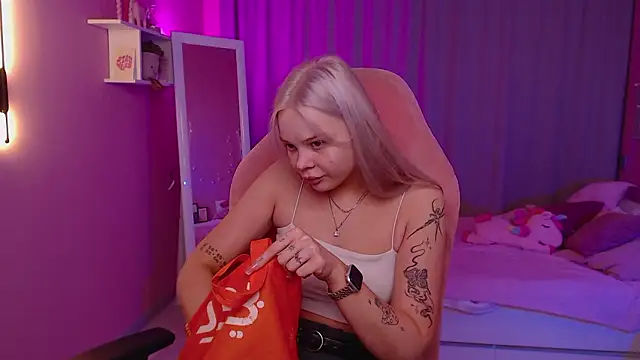 Snapshot of Leslie_Caronn chatting on 03/19/26, 07:45 Leslie Caronn online show from 03/19/26, 07:45