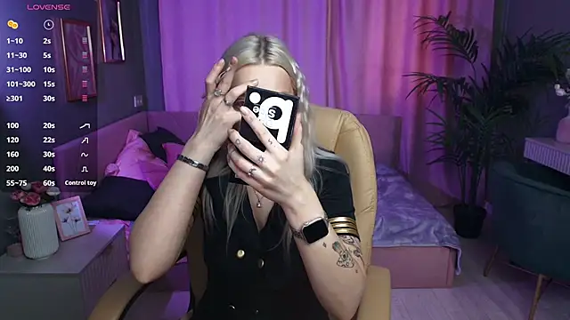 Snapshot of Leslie_Caronn chatting on 04/13/26, 07:47 Leslie Caronn online show from 04/13/26, 07:47