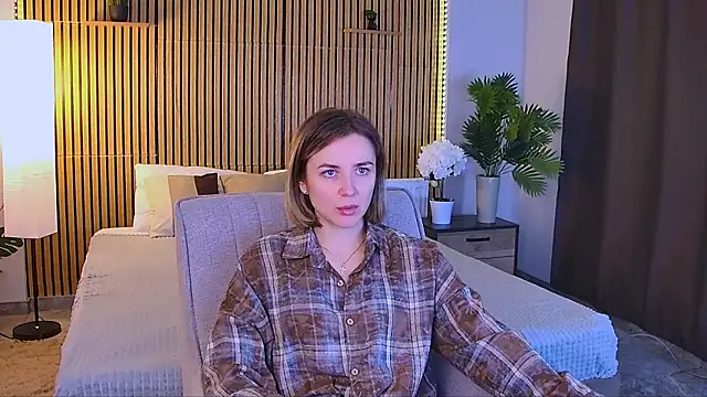 Snapshot of EmeraldGlow chatting on 04/18/26, 02:32 EmeraldGlow online show from 04/18/26, 02:32