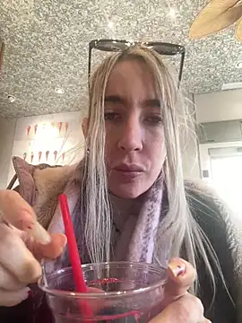 BarbieBlondieGirl online show from 12/22/25, 03:53