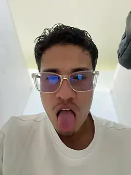 Snapshot of Latin_Paisa_Boy chatting on 06/25/26, 08:13 Latin Paisa Boy online show from 06/25/26, 08:13