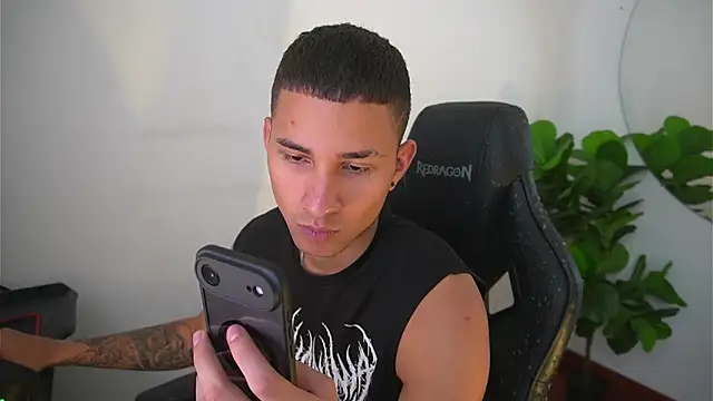 Snapshot of Thin_tommy11 chatting on 12/22/25, 07:44 Thin tommy11 online show from 12/22/25, 07:44