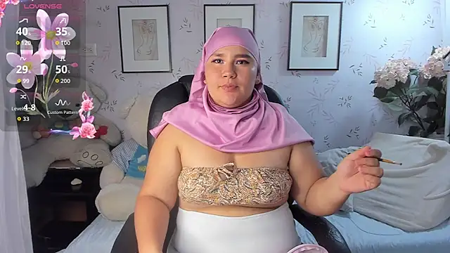 Snapshot of amira_karim chatting on 12/23/25, 03:04 amira karim online show from 12/23/25, 03:04