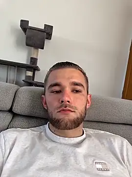 Snapshot of Benjamiinlt chatting on 04/09/26, 07:36 Benjamiinlt online show from 04/09/26, 07:36