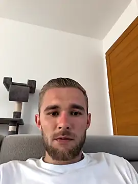 Snapshot of Benjamiinlt chatting on 04/10/26, 04:44 Benjamiinlt online show from 04/10/26, 04:44