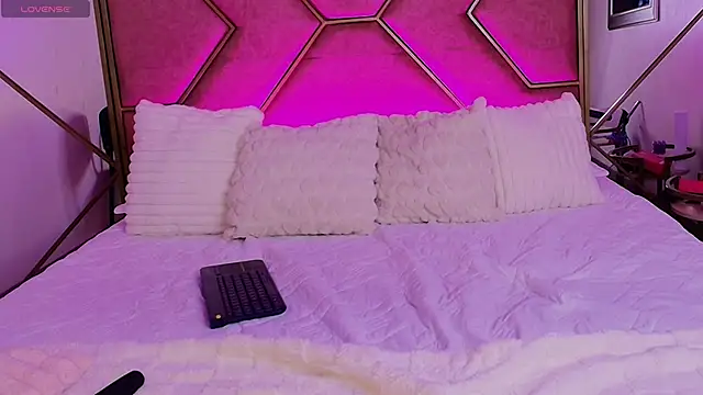 Snapshot of kitty_whitte chatting on 03/17/26, 06:44 kitty whitte online show from 03/17/26, 06:44