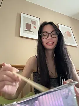 Snapshot of PetiteTight chatting on 05/18/26, 04:29 PetiteTight online show from 05/18/26, 04:29