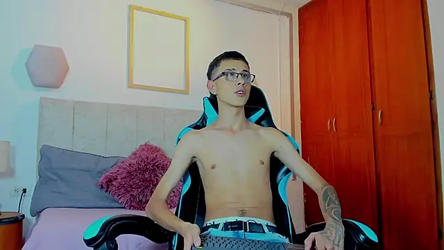 Snapshot of asher_lux chatting on 03/31/26, 09:59 asher lux online show from 03/31/26, 09:59