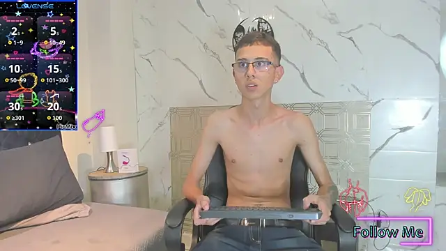 Snapshot of asher_lux chatting on 04/01/26, 10:07 asher lux online show from 04/01/26, 10:07