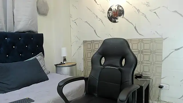 Snapshot of asher_lux chatting on 04/07/26, 07:58 asher lux online show from 04/07/26, 07:58