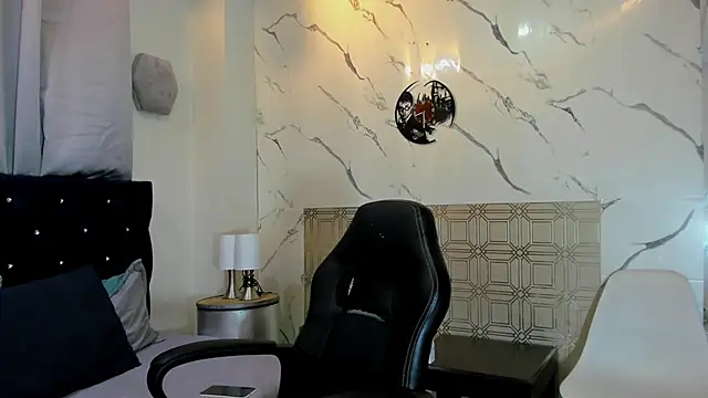 Snapshot of asher_lux chatting on 04/15/26, 08:31 asher lux online show from 04/15/26, 08:31