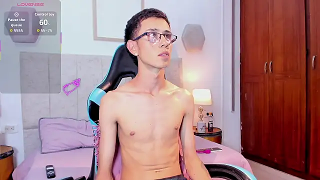 Snapshot of asher_lux chatting on 04/16/26, 10:12 asher lux online show from 04/16/26, 10:12