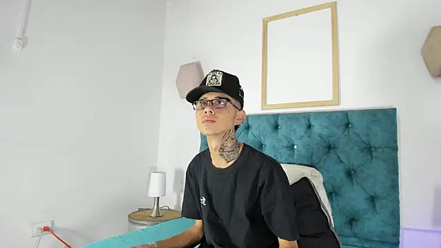 Snapshot of asher_lux chatting on 07/18/26, 07:39 asher lux online show from 07/18/26, 07:39