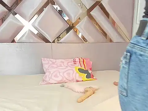 Snapshot of MiaKleinX chatting on 03/21/26, 08:12 MiaKleinX online show from 03/21/26, 08:12