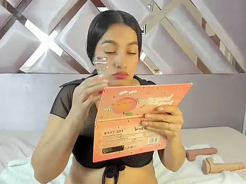 Snapshot of MiaKleinX chatting on 04/08/26, 11:16 MiaKleinX online show from 04/08/26, 11:16