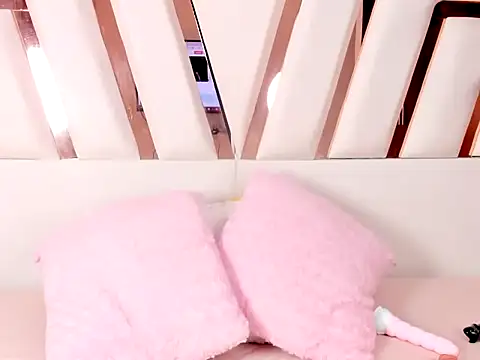 MiaKleinX online show from 05/18/26, 09:53