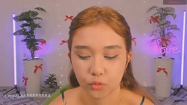Snapshot of larabae chatting on 04/18/26, 08:42 larabae online show from 04/18/26, 08:42
