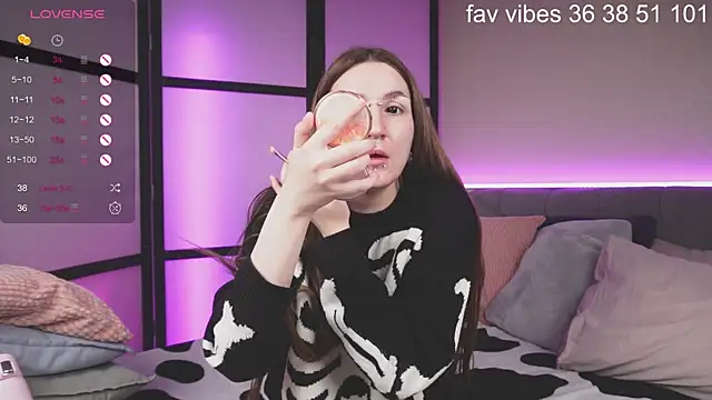 Snapshot of Alice_Goth chatting on 04/03/26, 12:30 Alice Goth online show from 04/03/26, 12:30