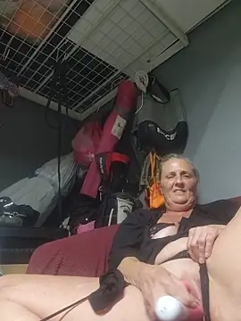 Snapshot of HotAzMilf chatting on 04/14/26, 03:18 HotAzMilf online show from 04/14/26, 03:18