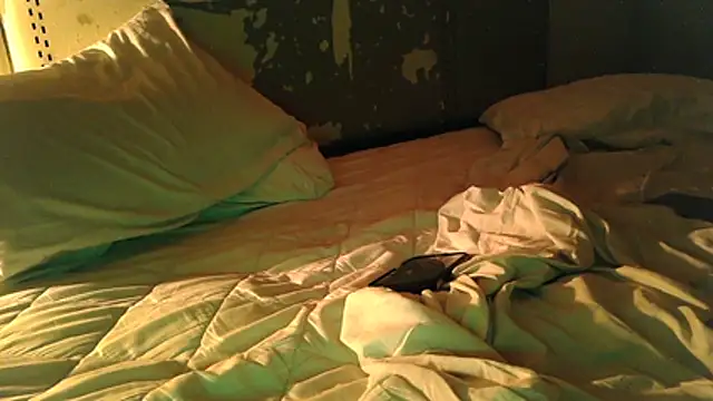 Snapshot of cloudyplay661 chatting on 03/25/26, 12:33 cloudyplay661 online show from 03/25/26, 12:33