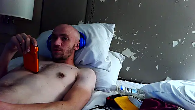 Snapshot of cloudyplay661 chatting on 04/14/26, 01:44 cloudyplay661 online show from 04/14/26, 01:44